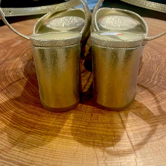 **Spring and Summer Shine!!** Steve Madden ROISEN Gold Strappy Sandals 9.5M - Picture 8 of 8